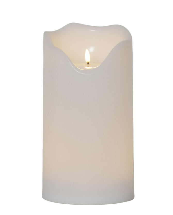 Élethű, fehér színű LED gyertya meleg fehér fénnyel.