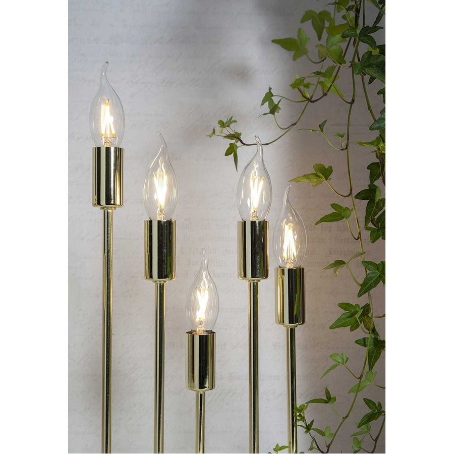 Öt darab meleg fehér fényű, gyertyaláng formájú izzó aranyszínű asztali foglalatban.