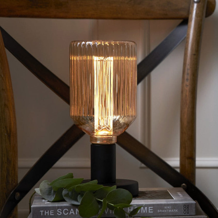 Nagyméretű Decoled New Generation Classic dekorációs izzó. Meleg fehér fényű LED dekorációs izzó, borostyán színű, barázdált üvegbúrával.