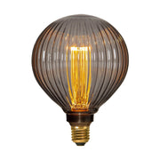 Meleg fehér fényű LED dekorációs izzó, fekete színű, barázdált üvegbúrával. Színhőmérséklete 2000 K. 