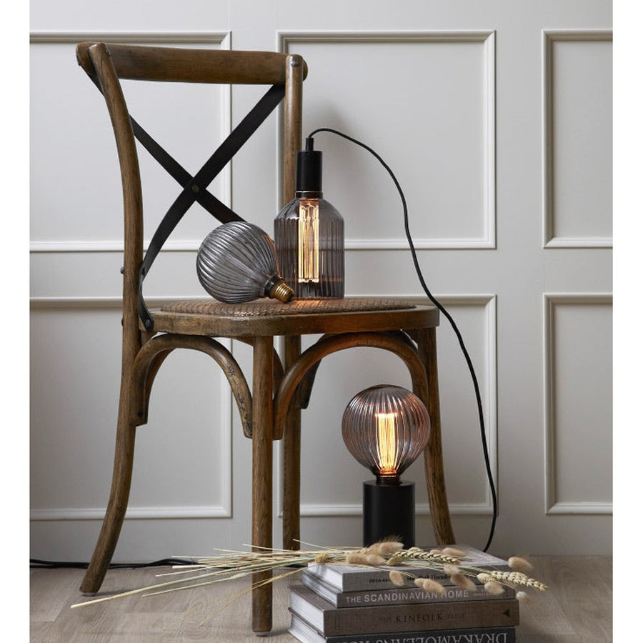 Meleg fehér fényű LED dekorációs izzó, fekete színű, barázdált üvegbúrával. Színhőmérséklete 2000 K. 