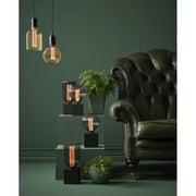 Meleg fehér fényű LED dekorációs izzó, fekete színű, barázdált üvegbúrával. Színhőmérséklete 2000 K. 