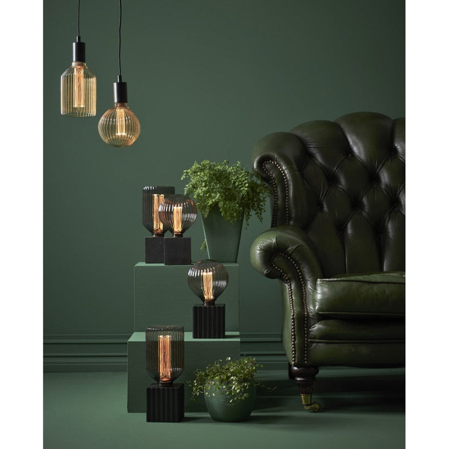 Meleg fehér fényű LED dekorációs izzó, fekete színű, barázdált üvegbúrával. Színhőmérséklete 2000 K. 