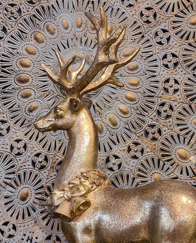 Antikolt felületű, aranyszínű karácsonyi szarvas figura.