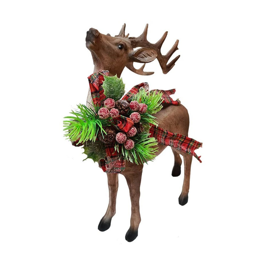 Karácsonyi fenyődísszel, piros bogyóval és masnival díszített szarvas figura