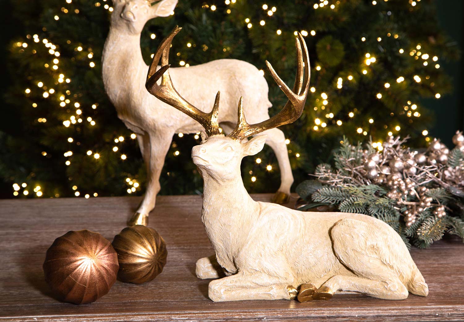Prémium kategóriás, nagyméretű, 41,5 cm hosszú, arany színű karácsonyi szarvas figura.