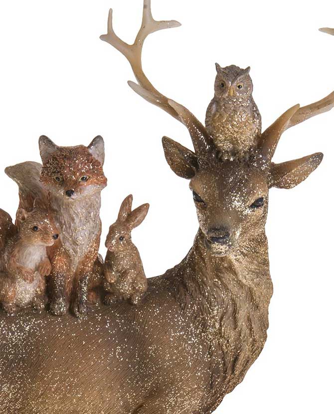 Barna színű, csillámos felületű, 24 cm magas, karácsonyi szarvas figura erdei állatok társaságában