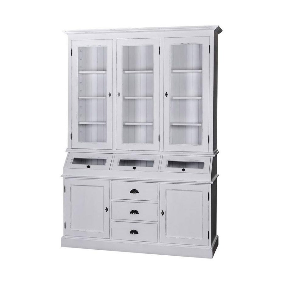 Kétrészes fenyőfa tálalószekrény. A felső részen három vitrines ajtó mögött három polc található. Alul három fók, két ajtós tároló és három vitrines rekesz gondoskodik a tárolásról. A bútor színe antikolt fehér, fekete áttörésekkel.