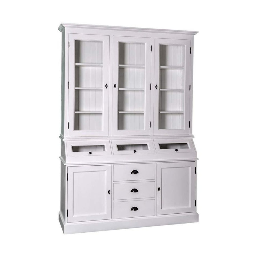 Kétrészes fenyőfa tálalószekrény. A felső részen három vitrines ajtó mögött három polc található. Alul három fók, két ajtós tároló és három vitrines rekesz gondoskodik a tárolásról. A bútor színe antikolt fehér.