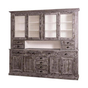 Nagyméretű, fenyőfa tálalószekrény. A tárolásról a négy darab üveges ajtó mögött található polcok, az esztétikusan elhelyezett tizenkét polc, valamint a két darab ajtós tároló mögött található tér gondoskodik. Az antikolókefével törént kezelésnek köszönhetően a bútor külső felületén gyönyörűen kirajzolódik a fa erezete, amit a szürke pác csak tovább erősít, míg a bútor belső felületeit fehérre festették.