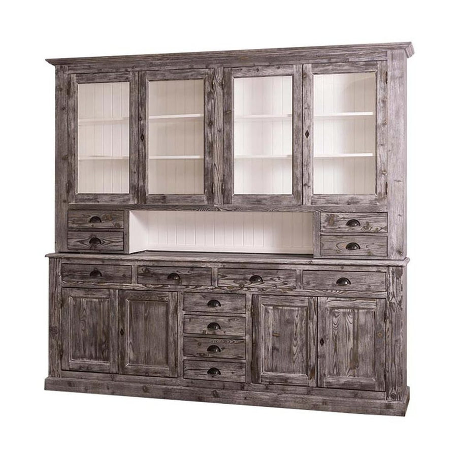 Nagyméretű, fenyőfa tálalószekrény. A tárolásról a négy darab üveges ajtó mögött található polcok, az esztétikusan elhelyezett tizenkét polc, valamint a két darab ajtós tároló mögött található tér gondoskodik. Az antikolókefével törént kezelésnek köszönhetően a bútor külső felületén gyönyörűen kirajzolódik a fa erezete, amit a szürke pác csak tovább erősít, míg a bútor belső felületeit fehérre festették.