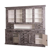 Nagyméretű, fenyőfa tálalószekrény. A tárolásról a négy darab üveges ajtó mögött található polcok, az esztétikusan elhelyezett tizenkét polc, valamint a két darab ajtós tároló mögött található tér gondoskodik. Az antikolókefével törént kezelésnek köszönhetően a bútor külső felületén gyönyörűen kirajzolódik a fa erezete, amit a szürke pác csak tovább erősít, míg a bútor belső felületeit fehérre festették.