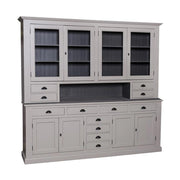 Nagyméretű, fenyőfa tálalószekrény. A tárolásról a négy darab üveges ajtó mögött található polcok, az esztétikusan elhelyezett tizenkét polc, valamint a két darab ajtós tároló mögött található tér gondoskodik. A bútor külső színe világosszürke, belül pedig sötétszürke.