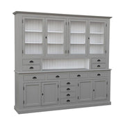 Nagyméretű, fenyőfa tálalószekrény. A tárolásról a négy darab üveges ajtó mögött található polcok, az esztétikusan elhelyezett tizenkét polc, valamint a két darab ajtós tároló mögött található tér gondoskodik. A bútor külső színe világosszürke, belül pedig fehér.