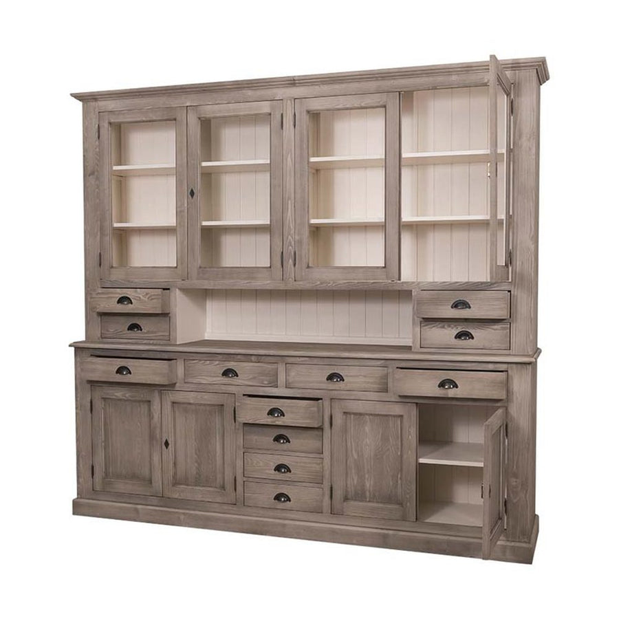 Nagyméretű, fenyőfa tálalószekrény. A tárolásról a négy darab üveges ajtó mögött található polcok, az esztétikusan elhelyezett tizenkét polc, valamint a két darab ajtós tároló mögött található tér gondoskodik. Az antikolókefével törént kezelésnek köszönhetően a bútor külső felületén gyönyörűen kirajzolódik a fa erezete, amit a szürkésbarna pác csak tovább erősít, míg a bútor belső felületeit krém színűre festették.