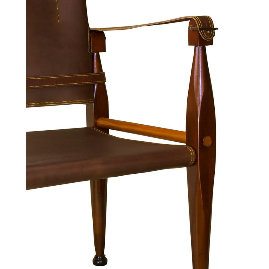 Prémium kategóriás, cserzett bőrből és esztergált juharfából készült kézműves tiszti karosszék