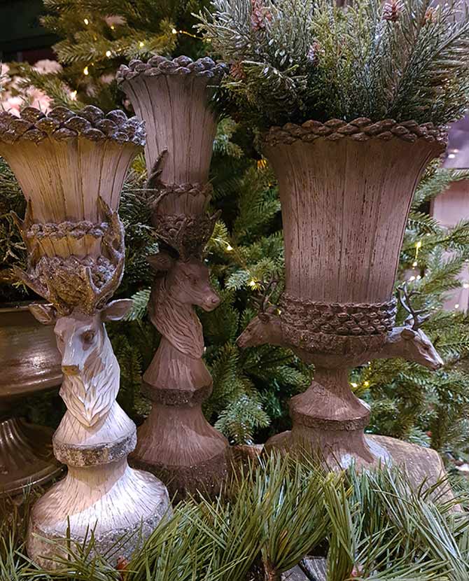 Vintage stílusú, fa hatású, 35 cm magas, szürke színű, szarvasfejes karácsonyi váza fenyőkkel és szarvasos gyertyatartókkal 