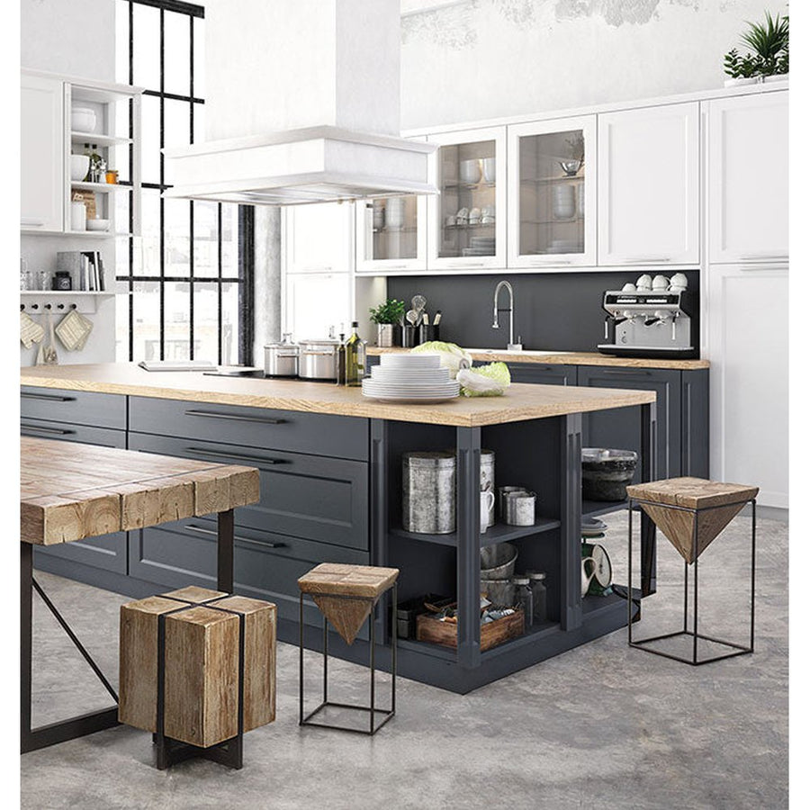 Skandináv stílusú, fenyőfából és fémből készült ülőke.