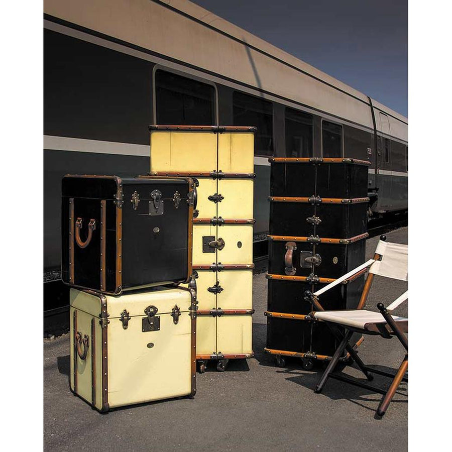 Prémium kategóriás, fekete színű utazóláda sárgaréz vasalatokkal 