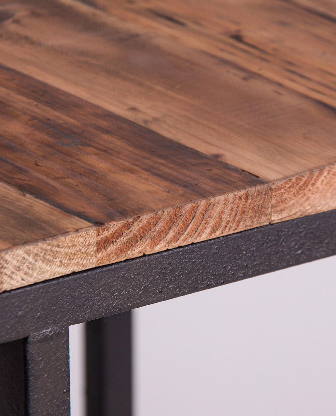 Loft stílusú, fémvázas dohányzóasztal újrahasznosított fenyőfa asztallappal, részletfotó.