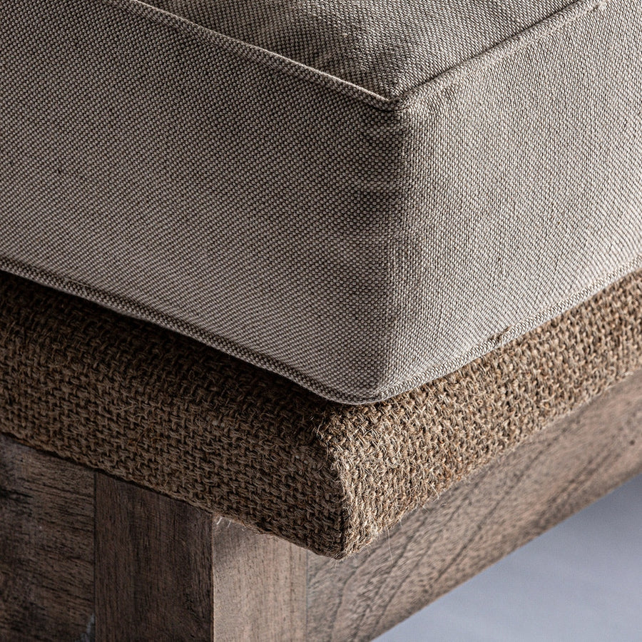 A kanapé zsákvászon és paputvászon kárpitjának részlete.