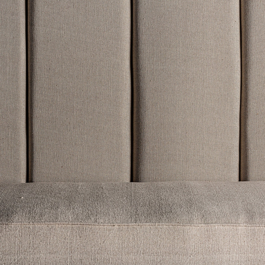 A blokkokból álló hátámla részlete.