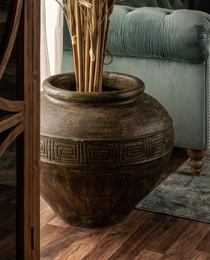 Mediterrán stílusú, antikolt aranyszínű, mázas, kézműves kerámia kaspó nappaliban.