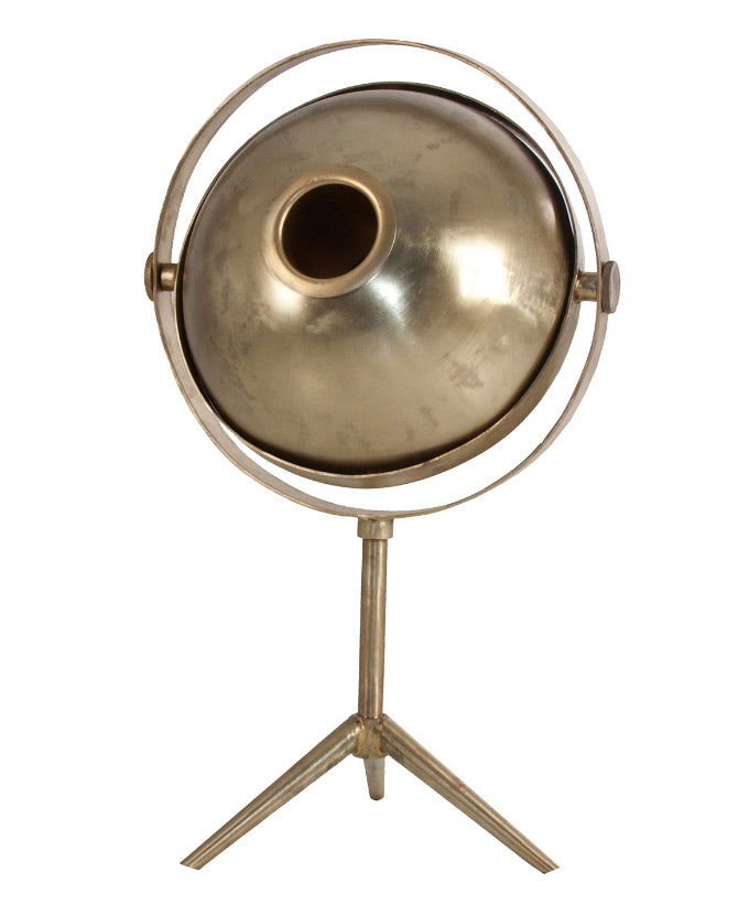 Kortárs stílusú, vasból és sárgarézből készült dizájn asztali lámpa dönthető, gömb alakú, fém lámpabúrával.