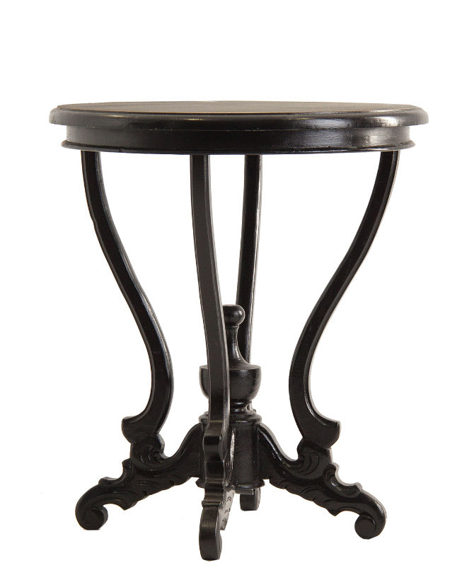 Koloniál stílusú, mahagóni fából készült dekoratív kisasztal.