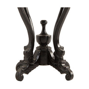 Koloniál stílusú, mahagóni fából készült dekoratív kisasztal láb részlete.