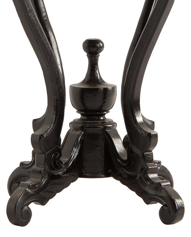 Koloniál stílusú, mahagóni fából készült dekoratív kisasztal láb részlete.