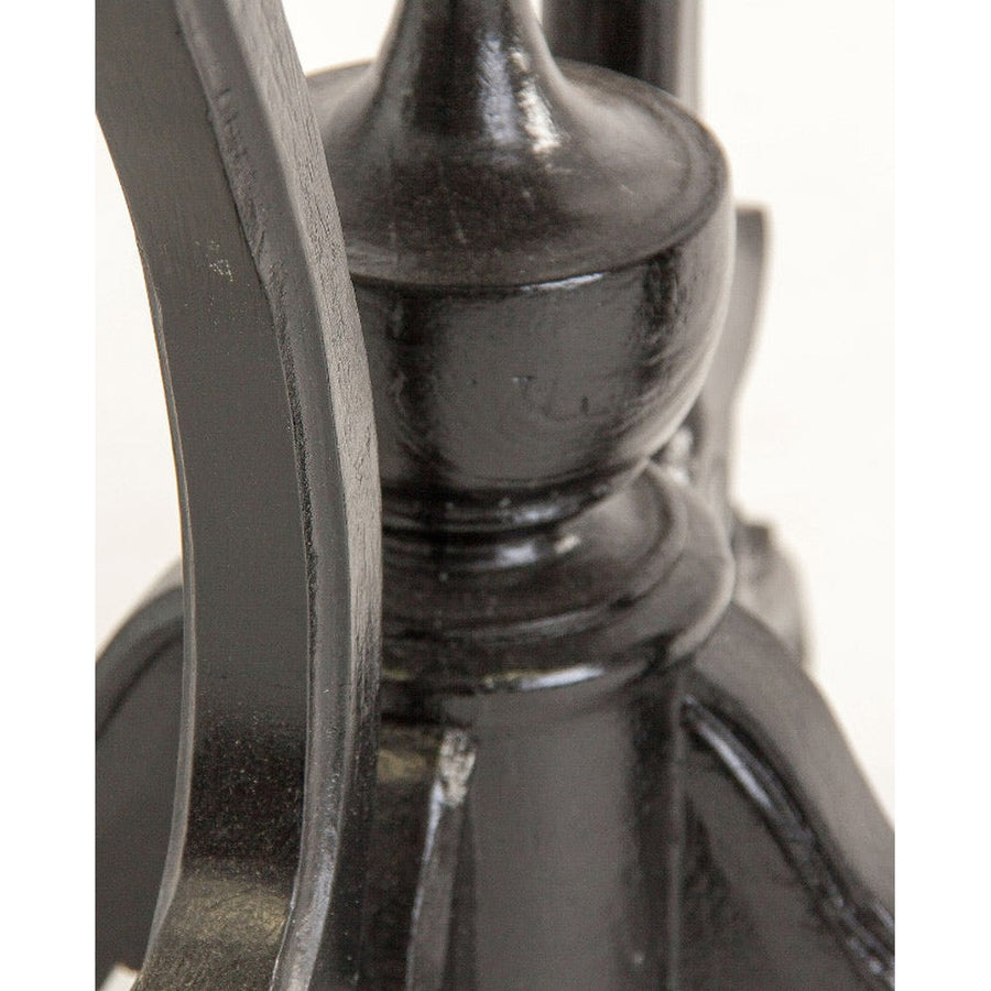 Koloniál stílusú, mahagóni fából készült dekoratív kisasztal láb részlete.