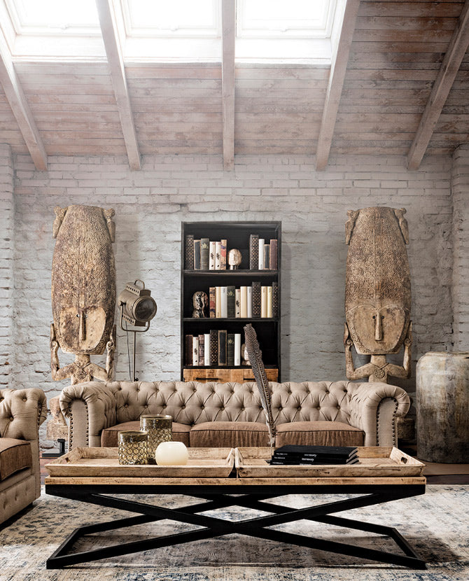 Mangófából és acélból készült, skandináv stílusú konzolasztal törzsi stílusú nappaliban.