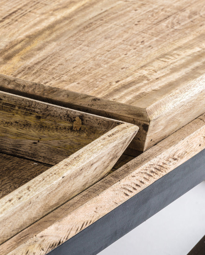Mangófából és acélból készült, skandináv stílusú konzolasztal. tálca részlete.