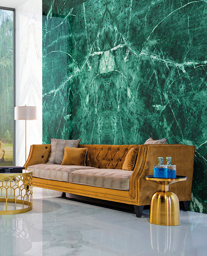 Art Deco stílusú nappali mustársárga kanapéval, fotelekkel, arany színű dohányzóasztallal, kisasztallal.