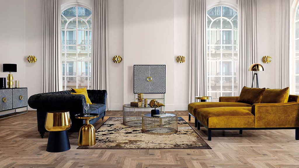 Galmour stílusú nappali belső fekete és mustársárga kanapéval, szekrényekkel, és arany színű fém kisasztallal.