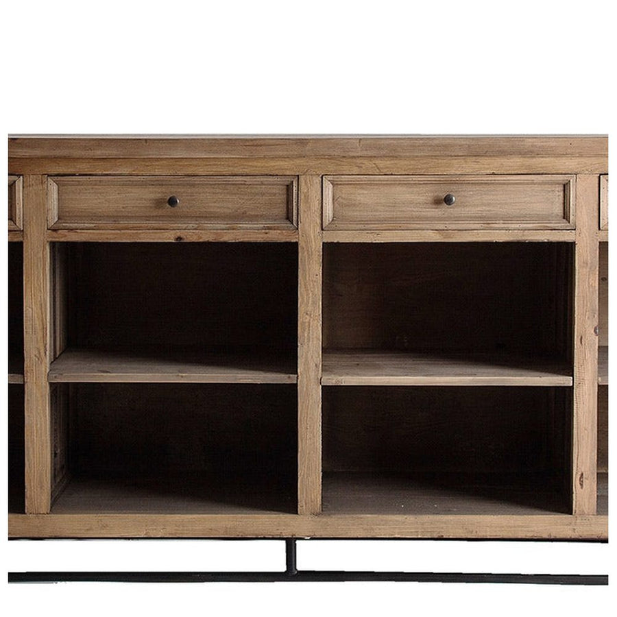 A pult hátoldalán négy nagyméretű fiók, valamint nyolc polcos tároló került kialakításra.