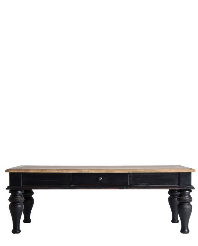 Gyarmati stílusú, szilfából készült dohányzóasztal antikolt fekete színű lábakkal, és natúr színű asztallappal. A tárolást két fiók segíti elő. 