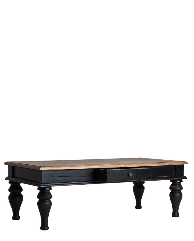 Gyarmati stílusú, szilfából készült dohányzóasztal antikolt fekete színű lábakkal, és natúr színű asztallappal. A tárolást két fiók segíti elő.