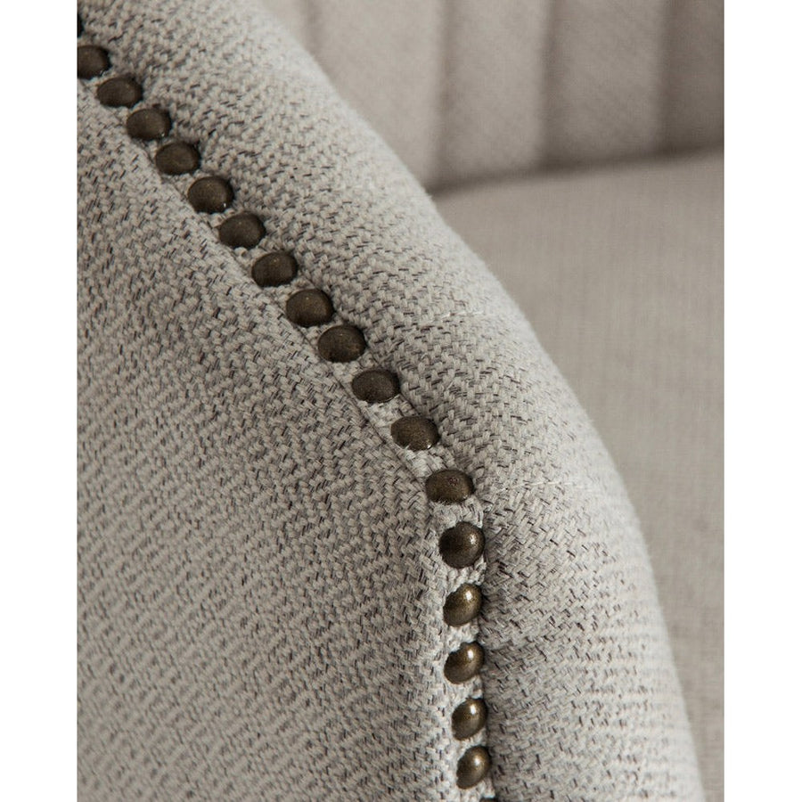 A modern stílus és a retro korszak inspirálta, jegenyefenyőből készült, szürke színű poliészter textillel kárpitozott karosszék.