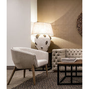 A modern stílus és a retro korszak inspirálta, jegenyefenyőből készült, szürke színű poliészter textillel kárpitozott karosszék.