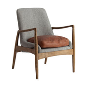 Loft stílusú, jegenyefenyőből készüt, szürke színű mintás textíliával kárpitozott fotel bőr párnával.