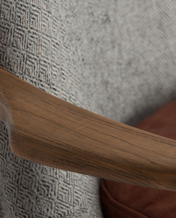 Loft stílusú, jegenyefenyőből készüt, szürke színű mintás textíliával kárpitozott fotel bőr párnával.
