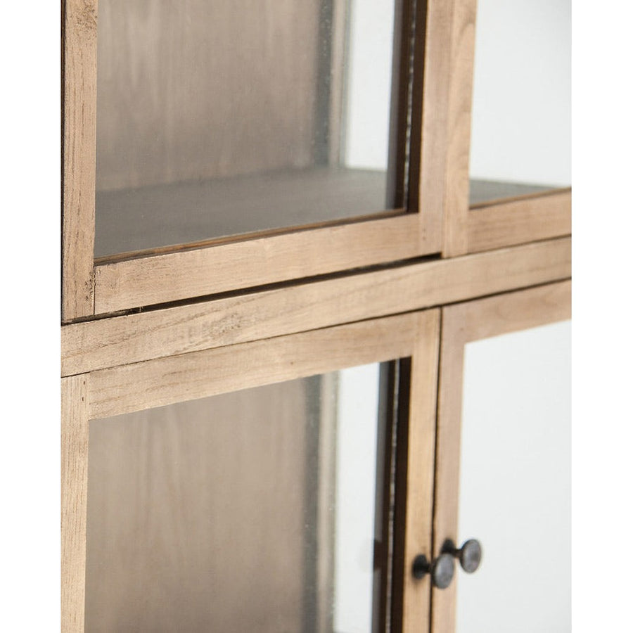 Az elemeknek köszhetően egy újabb szekrénymodullal tetszőlegesen bővíthető a bútor.