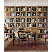 Tizenkét szekrényelemből egy egész falat takaró összetett vitrines szekrény is kialakítható. Használhatjuk a fém lábak nélkül is.