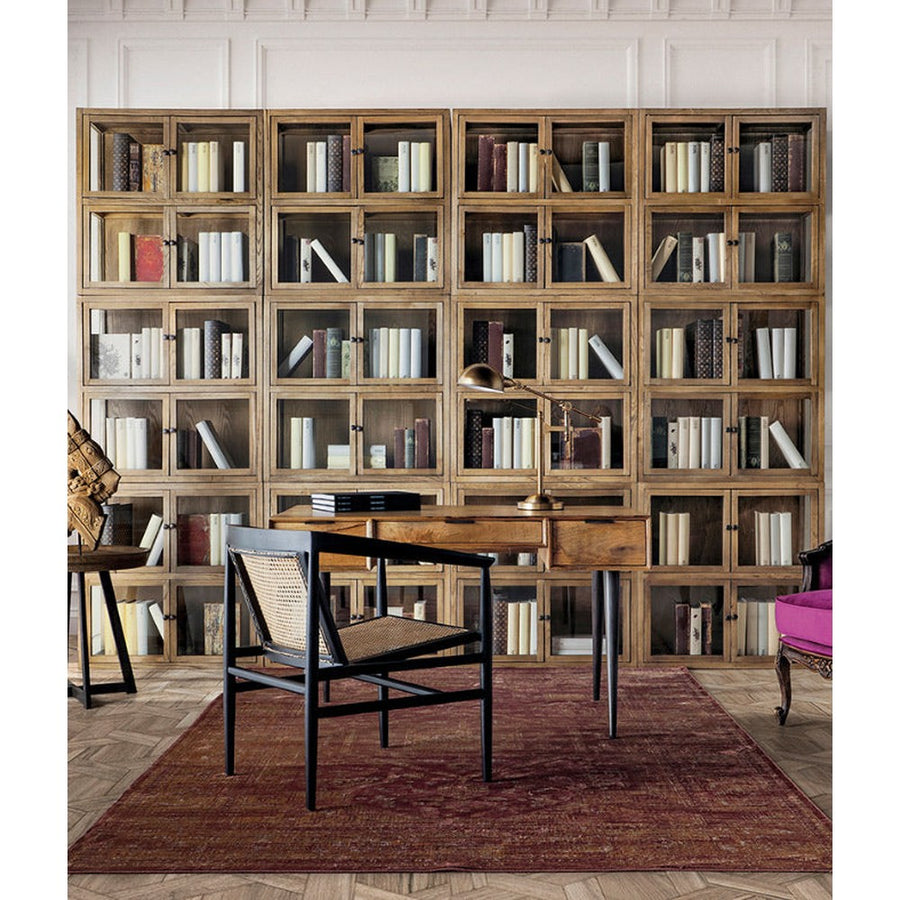 Tizenkét szekrényelemből egy egész falat takaró összetett vitrines szekrény is kialakítható. Használhatjuk a fém lábak nélkül is.