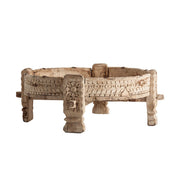 Törzsi stílusú, teakfából készült, 72 cm átmérőjű, dekoratív faragásokkal díszített kézműves dohányzóasztal.