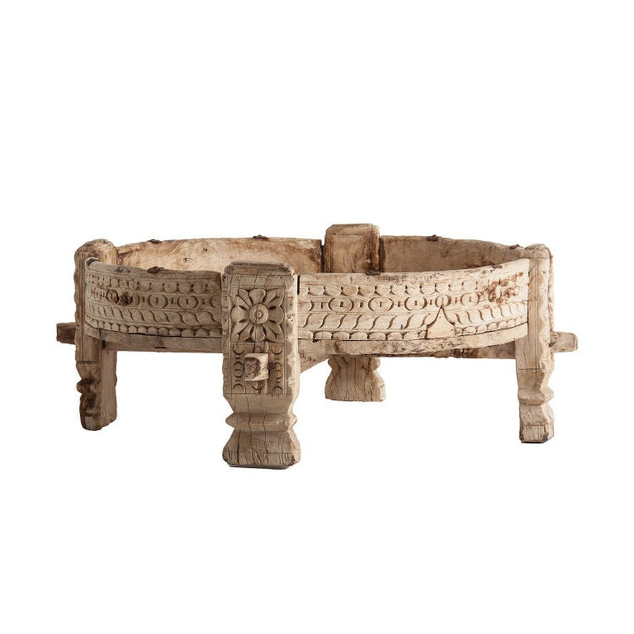 Törzsi stílusú, teakfából készült, 72 cm átmérőjű, dekoratív faragásokkal díszített kézműves dohányzóasztal.