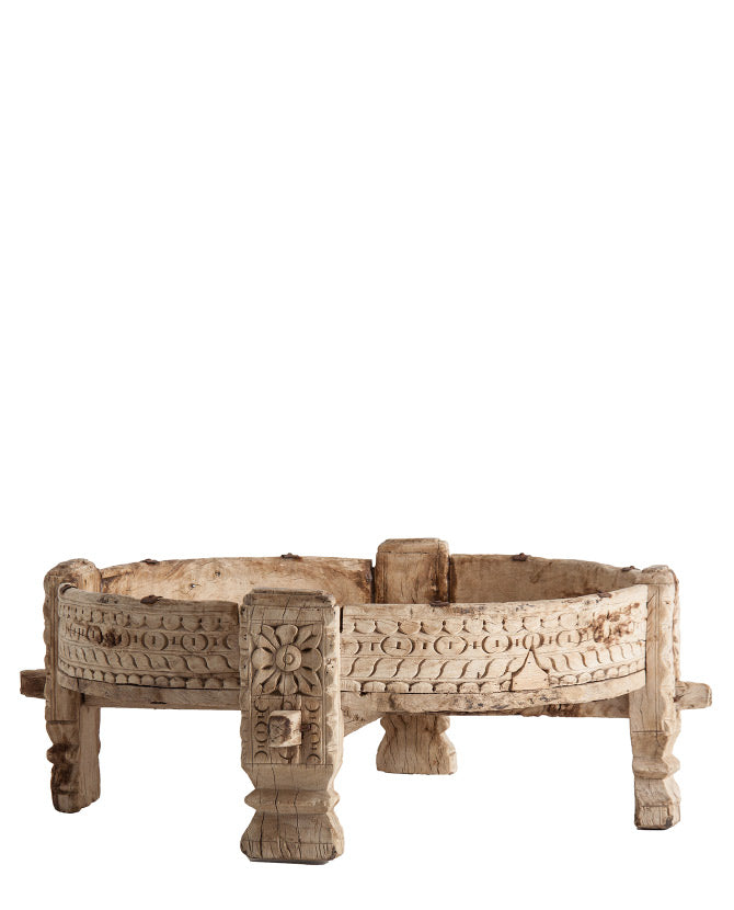 Törzsi stílusú, teakfából készült, 72 cm átmérőjű, dekoratív faragásokkal díszített kézműves dohányzóasztal.
