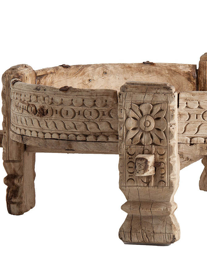 Törzsi stílusú, teakfából készült, 72 cm átmérőjű, dekoratív faragásokkal díszített kézműves dohányzóasztal